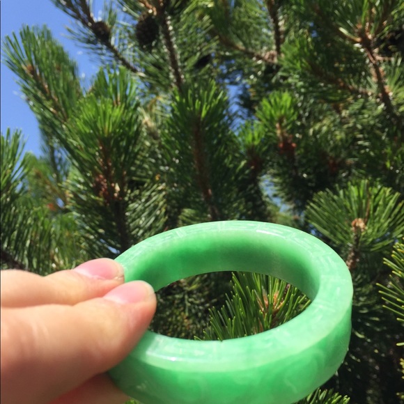 *SOLD* Apple Green Chinese Carved Jade Bangle - Picture 8 of 8